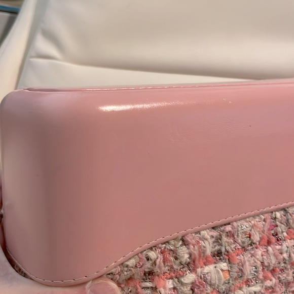 Pre loved Chanel Gabrielle medium in tweed - Picture 8 of 14